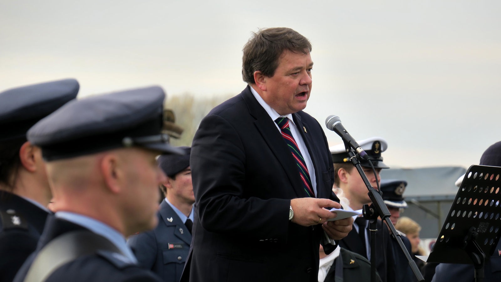 Statssekretær Øystein Bø holdt tale på veiene av den norske regjeringen under avdukingen i Grimbergen Statssekretær Øystein Bø holdt tale på veiene av den norske regjeringen under avdukingen i Grimbergen