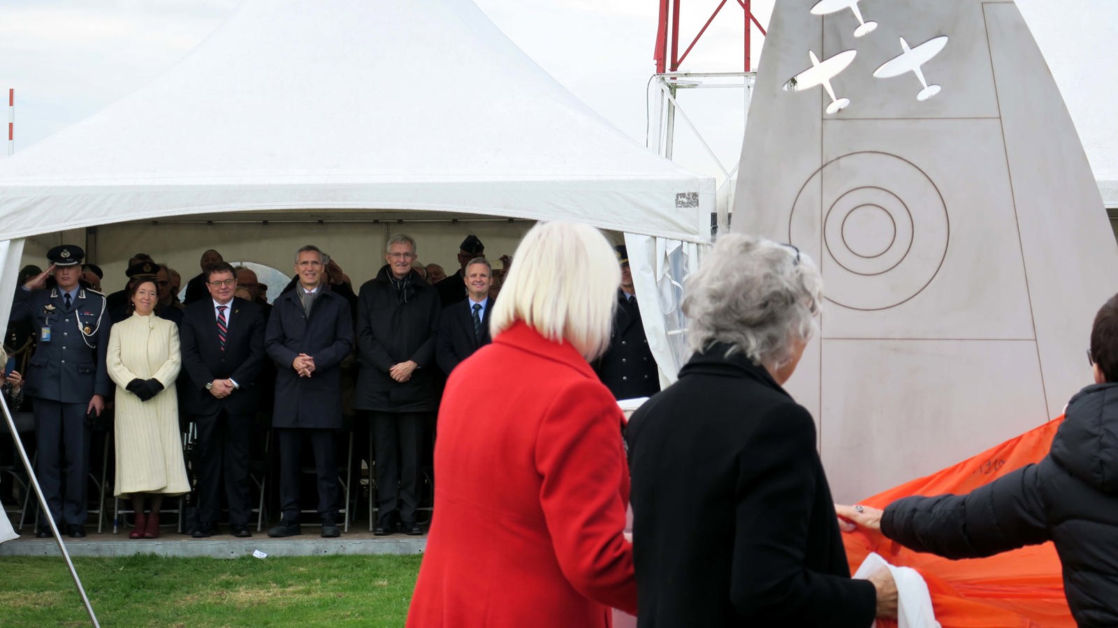 Familiene til fire av pilotene som tjenestegjorde i luftving 132 avduket minnesmerket Familiene til fire av pilotene som tjenestegjorde i luftving 132 avduket minnesmerket