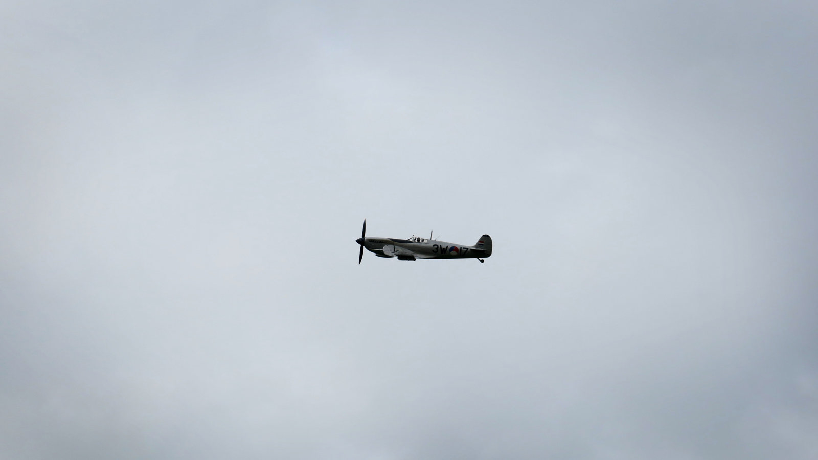 I forbindelse med seremonien ble det organisert overflyvning med Spitfire og formasjon fra det belgiske luftforsvarets Red Devils. I forbindelse med seremonien ble det organisert overflyvning med Spitfire og formasjon fra det belgiske luftforsvarets Red Devils.