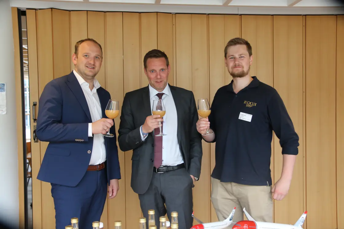 Landbruks- og matminister Jon Georg Dale, kommersiell direktør Thomas Ramdahl i Norwegian og Peder Egge fra Egge Gård smaker på eplemosten som skal selges på flyvninger hos Norwegian fra september. 