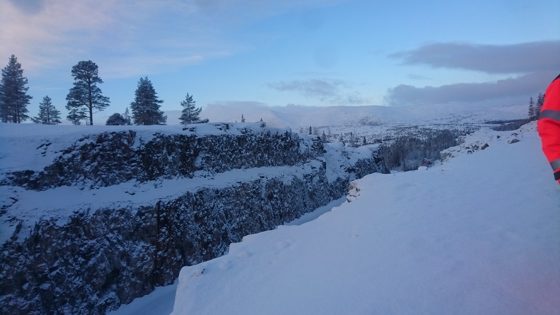 For å gjøre plass til ny trasé for E6 er det ved Sefrivatn i Grane kommune sprengt ut en stor fjellskjæring. 