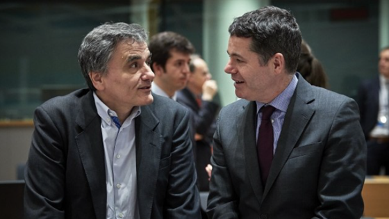 Den greske finansministeren Euclid Tsakalotos i samtale med Paschal Donohoe, Irlands finansminister. 