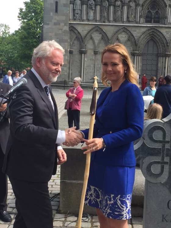 Riksantikvar Jørn Holme gir ansvaret for Nasjonal pilegrimssenter videre til kulturminister Linda Hofstad Helleland.