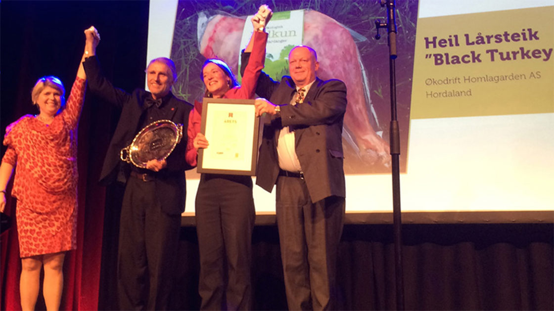 Adm. dir. i Matmerk, Nina Sundqvist, sammen med vinnerne av Årets Matspire..