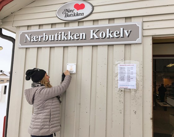 Statssekretær Anne Karin Olli skrur opp det første Merkur-skiltet.