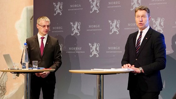 NVE-direktør Kjetil Lund (t.v) overleverer to rapporter til olje- og energiminister Terje Aasland