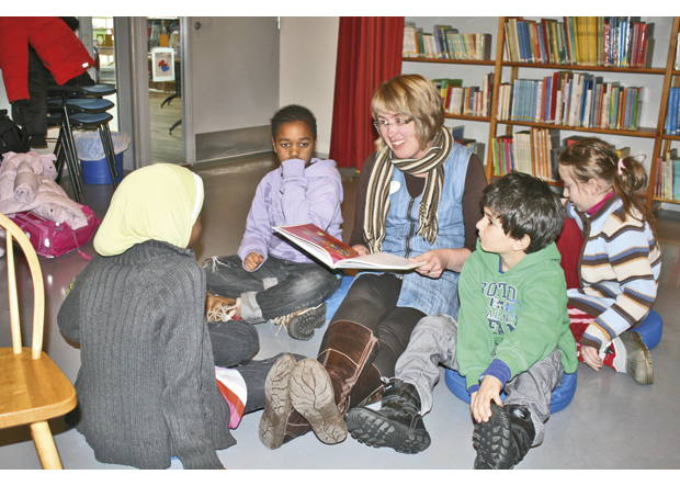 Figur 9.2 Prosjektet til Norsk Bibliotekforening om familielæring i bibliotek. Hilde Ditmansen fortel eventyr til barna.