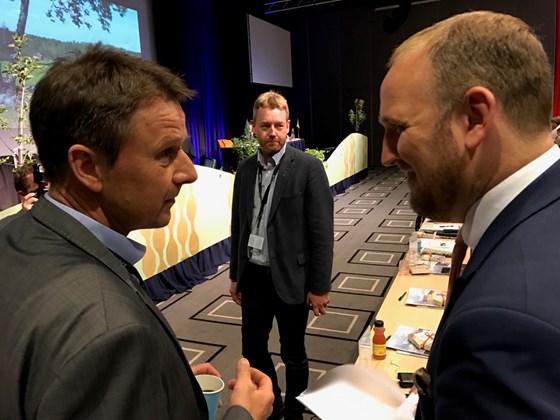 Landbruks- og matminister Jon Georg Dale (t.v) blir tatt i mot av Bondelagets leder, Lars Petter Bjartnes, på Bondelagets årsmøte onsdag 14. juni.  