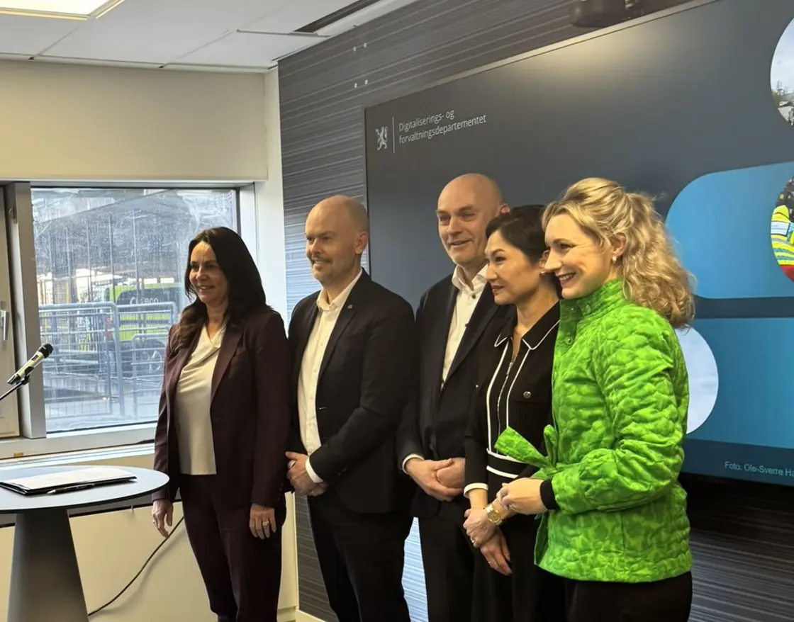 Partene, samt Nkom og statsråd Tung