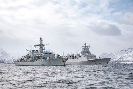 Norske KNM Thor Heyerdahl etter samøving med den britiske fregatten HMS Lancaster i Nord-Norge i mars 2021.