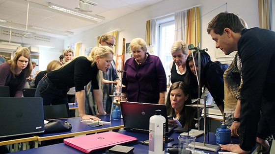 Bilde av Erna Solberg saman med lærarstudentar.