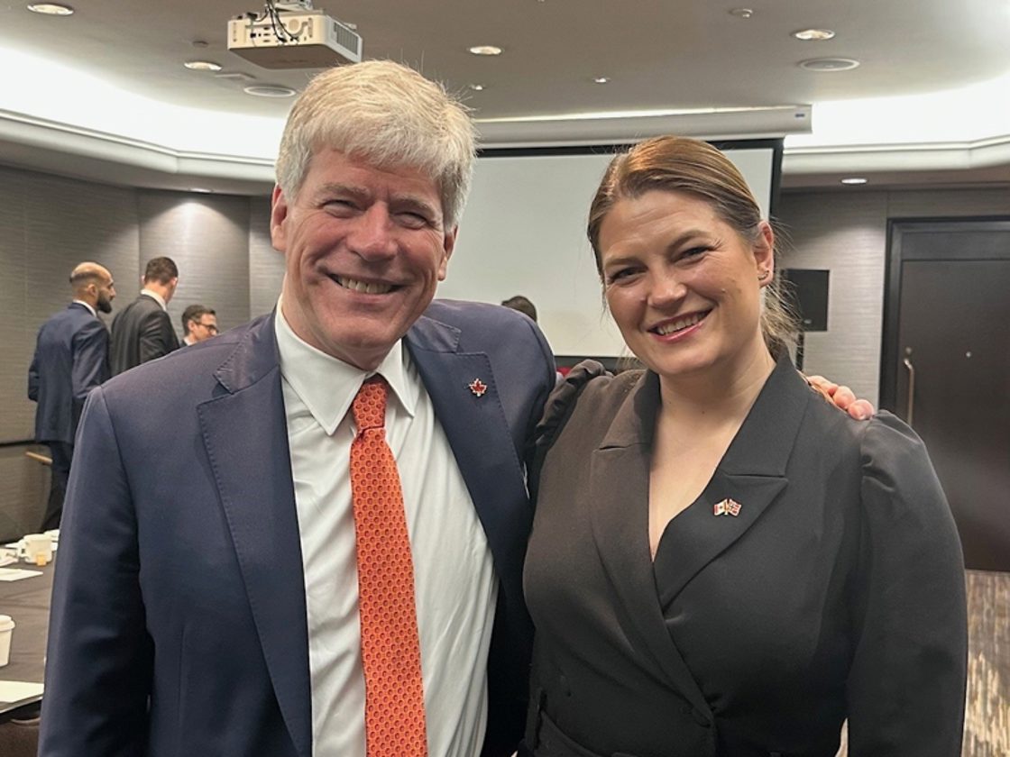 Tim Hodgson og Cecilie Myrseth på mineralmessen PDAC i Canada.