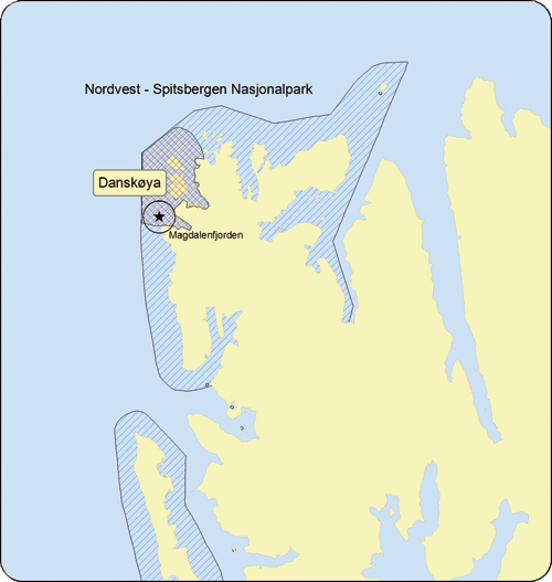 Figur 3.17 Grunnstøting av cruiseskip ved Magdalenebåen,
 Nordvest-Spitsbergen. Blåskravert område viser
 utstrekningen av nasjonalparken, mens rødskravert viser
 mulig influensområde. Til opplysning er verneområdene
 i sjø utvidet fra 4 til 12 nm, men dett...