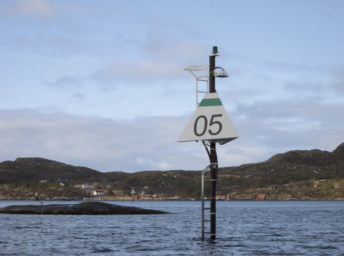 Figur 5.1 Hurtigbåtmerke. Figuren viser en av de ca. 300 lanternene
 med indirekte belysning, såkalte hurtigbåtmerker
 (HIB) som har blitt utplassert de siste årene.