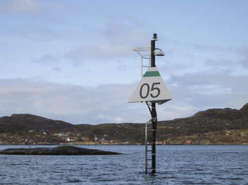 Figur 5.1 Hurtigbåtmerke. Figuren viser en av de ca. 300 lanternene
 med indirekte belysning, såkalte hurtigbåtmerker
 (HIB) som har blitt utplassert de siste årene.