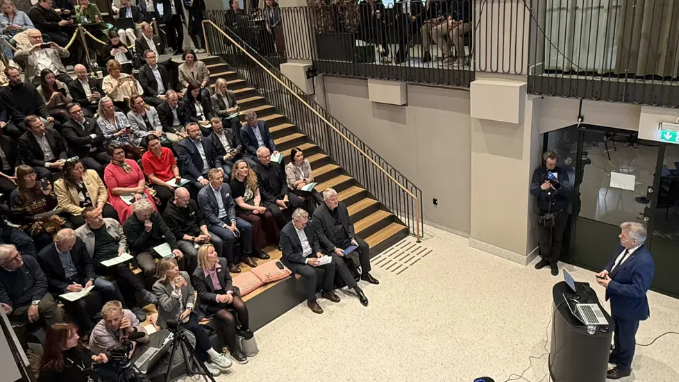 Kommunalministeren holder innlegg foran fullsatt sal