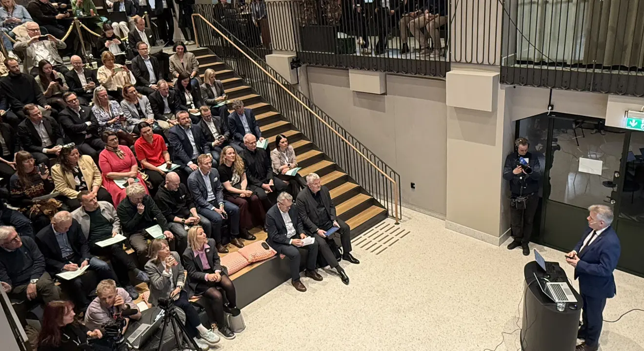Kommunalministeren holder innlegg foran fullsatt sal