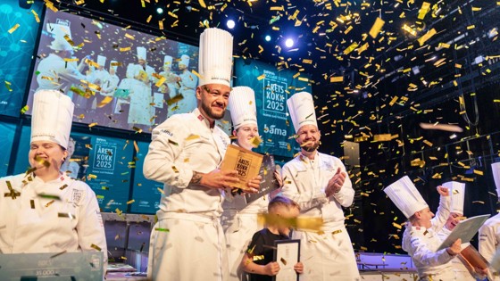 Årets kokk 2025 Christian Andre Pettersen feirer gull med laget sitt.