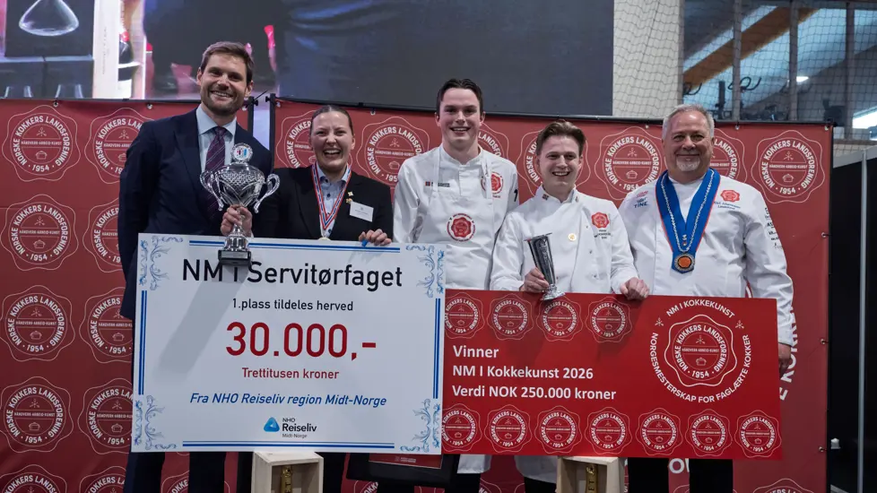 Landbruks- og matminister Nils Kristen Sandtrøen delte ut, sammen med NKLs visepresident Knut Johannessen, Hans Majestet Kongens Pokal og en pengepremie på kr 250.000,- til vinneren av NM I KOKKEKUNST 2026, Sindre Hjelmseth og medhjelper Bror Rekdal.