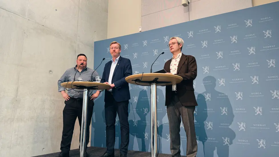 Statens forhandlingsleder legger frem statens tilbud til jordbruksorganisasjonene under pressekonferanse.