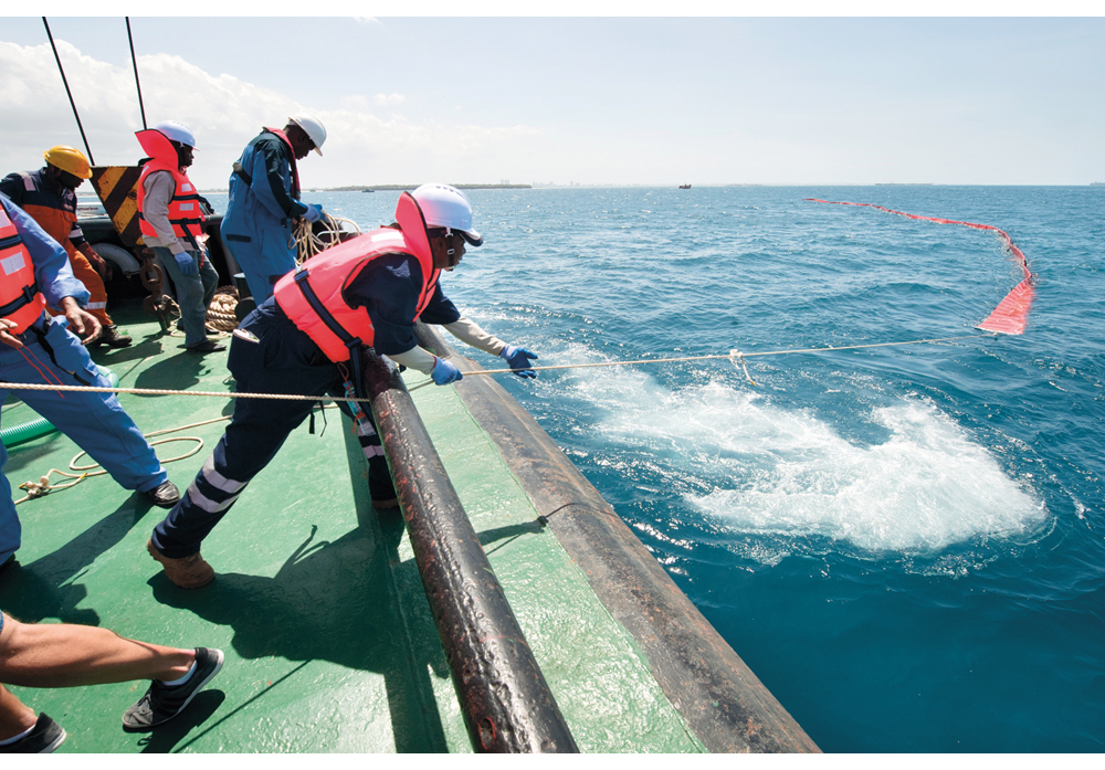 Figur 7.2 Øvelse i oljevernberedskap utenfor Dar es Salaam, Tanzania.
