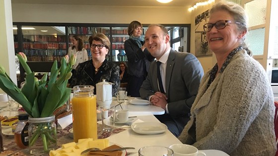 Landbruks- og matminister Jon Georg Dale sammen med Randi Flesland (t.v.) i Forbrukerrådet og Christin Engelstad i Seniorsaken.