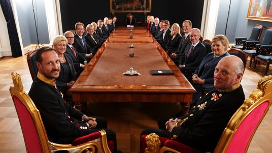 Statsråd på Slottet med kongen, kronprinsen, statsministeren og alle statsrådene 16. oktober 2013.