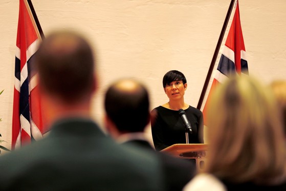 Forsvarsminister Ine Eriksen Søreide taler under en medaljemottakelse i Fanehallen på Akershus festning i Oslo.