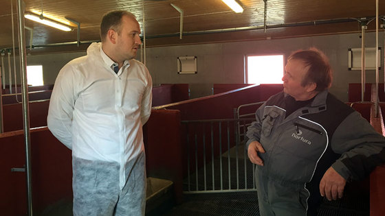 Landbruks- og matminister Jon Georg Dale på vitjing hjå Gerd Svendsen og Olaf Tysland Stokka i Sandnes kommune. Dei vart ramma av MRSA i 2015 og er framleis i karantene.