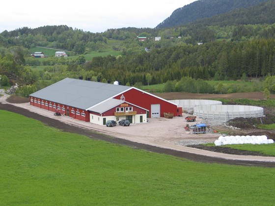 Moderne kufjøsar er store, komplekse byggeprosjekt. Her frå Bådalen i Averøy kommune.