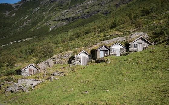 Gamle seterhus i Norangsdalen, innerst i Hjørundfjorden. 