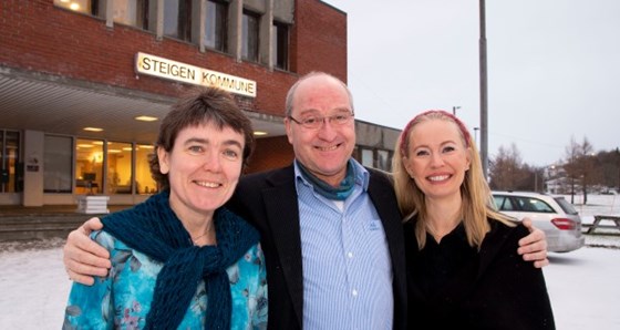 Bilde av Tordis Sofie Langseth, rådmann i Steigen, Asle Schrøder, ordfører i Steigen og Kristine Engan Imingen, prosjektleder for omdømmeprosjektet "Lev i Steigen", foran rådhuset i Steigen.