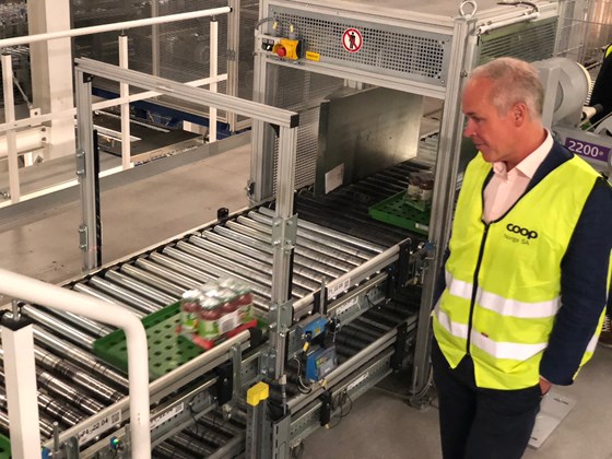 Kunnskaps- og integreringsministeren besøkte Coop logistikklager i Jessheim. Der ble han imponert over arbeidet med kompetanseheving som gjør at de ansatte kan stå i arbeid lenger.
