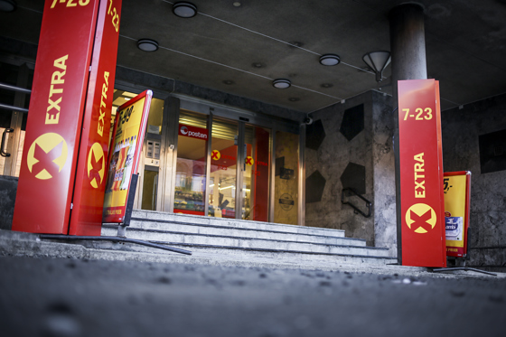 Røde skilt ved inngangen til en Coop dagligvarebutikk i Oslo.