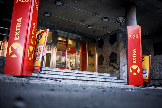Røde skilt ved inngangen til en Coop dagligvarebutikk i Oslo.