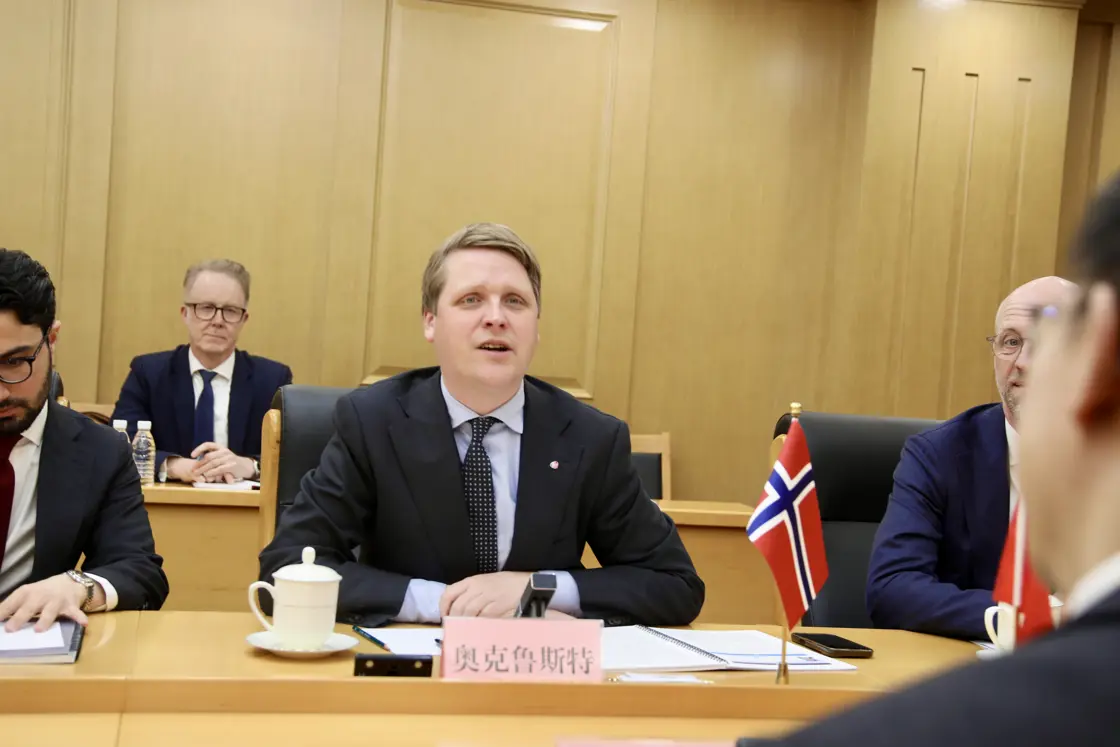 Bilde av Aukrust under møte