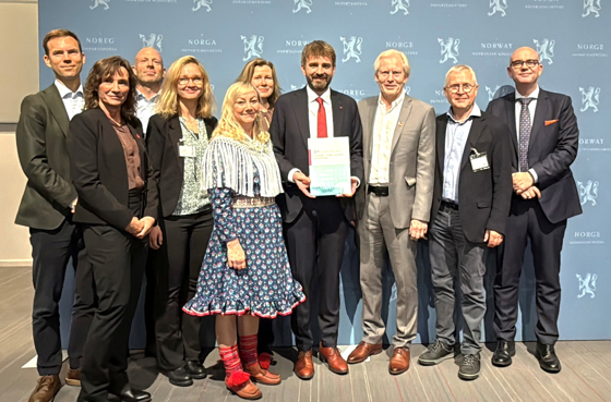 Helse- og omsorgsminister Jan Christian Vestre sammen med utvalget om prioritering av folkehelsetiltak