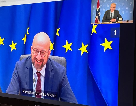 Presidenten for Det europeiske råd, Charles Michel, og statsminister Jonas Gahr Støre på en videokonferanseskjerm.