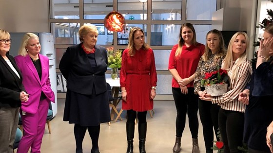 Statsminister Erna Solberg og barne- og likestillingsminister Linda Hofstad Helleland på besøk hjå Landsforeningen for barnevernsbarn.