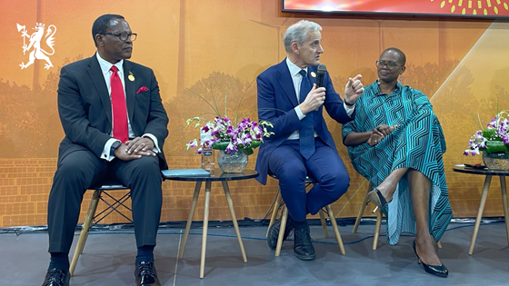 Fra venstre: president Lazarus McCarthy Chakwera, Malawi, statsminister Jonas Gahr Støre, •	Wanjira Mathai, administrerende direktør for Africa, World Resources Institute og rådgiver for Bezos Earth Fund.