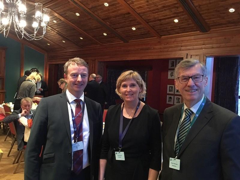 Frå venstre: Olje- og energiminister Terje Søviknes, Gassnova-direktør Trude Sundset og Gassnova-styreleiar Einar Steensnæs (foto:OBE/OED).