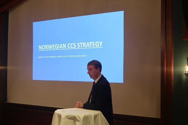 Olje- og energiminister Terje Søviknes held innlegg under CCS-frukostmøtet (foto: OBE/OED)