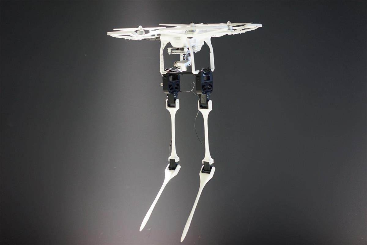 Aerial biped av de japanske kunsterne Azumi Maekawa og Shunji Yamanaka.  Bildet viser en hvit drone med lange ben med flere ledd. Gjengitt med tillatelse fra Ars Electronica.