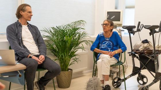 Pasient og lege ser på liste over legemidler 