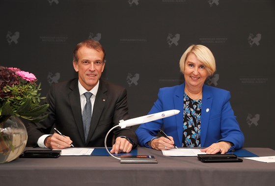 Leder i KDA, Eirik Lie, og direktør for Forsvarsmateriell, Mette Sørfonden, signerte produksjonskontrakten for JSM-missiler for de nye norske kampflyene F-35
