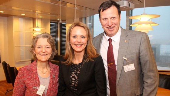 Gruppebilde av NIFs 1. visepresident Kristin Kloster Aasen, kulturminister Linda Hofstad Helleland og NIF-president Tom Tvedt.