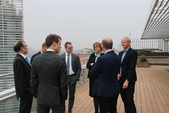 Stortingets utsendte, Per Nestande (midten) i samtaler med ambassadør Oda Helen Sletnes og representanter fra energi- og miljøkomiteen. Foto: EU-delegasjonen.