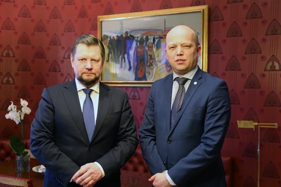 Bilde av ambassadør Viacheslav Yatsiuk og finansminister Trygve Slagsvold Vedum