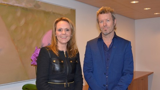 Kulturminister Linda Hofstad Helleland og nyutnevnt styreleder for Festspillene i Bergen Magne Furuholmen.