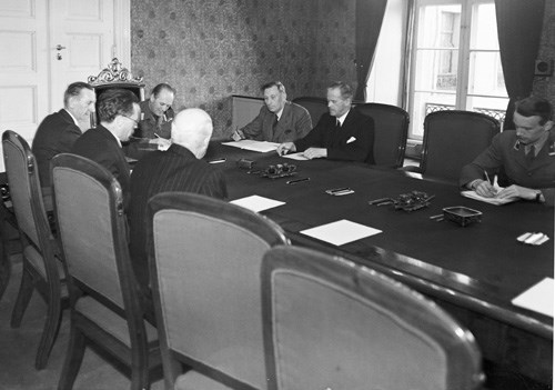 Regjeringsdelegasjonen i møte med kronprins Olav 22. mai 1945, i Statsrådsalen på Slottet.